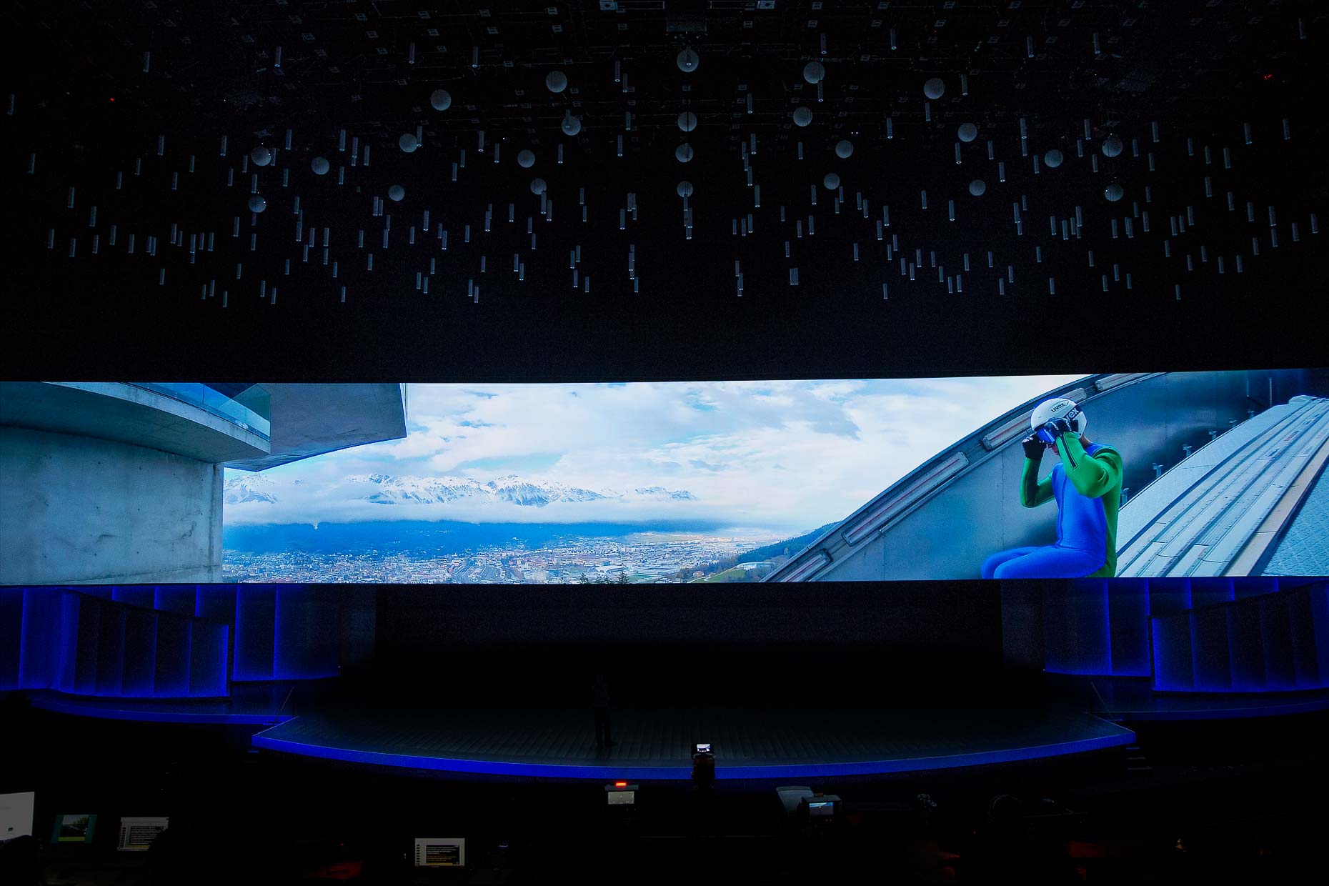 Intel-Keynote-Design-CES2018-VR-Screen-00690b